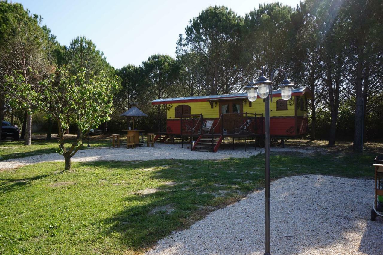 Le Pont Rouge Roulotte Villa Sylvereal Exterior photo